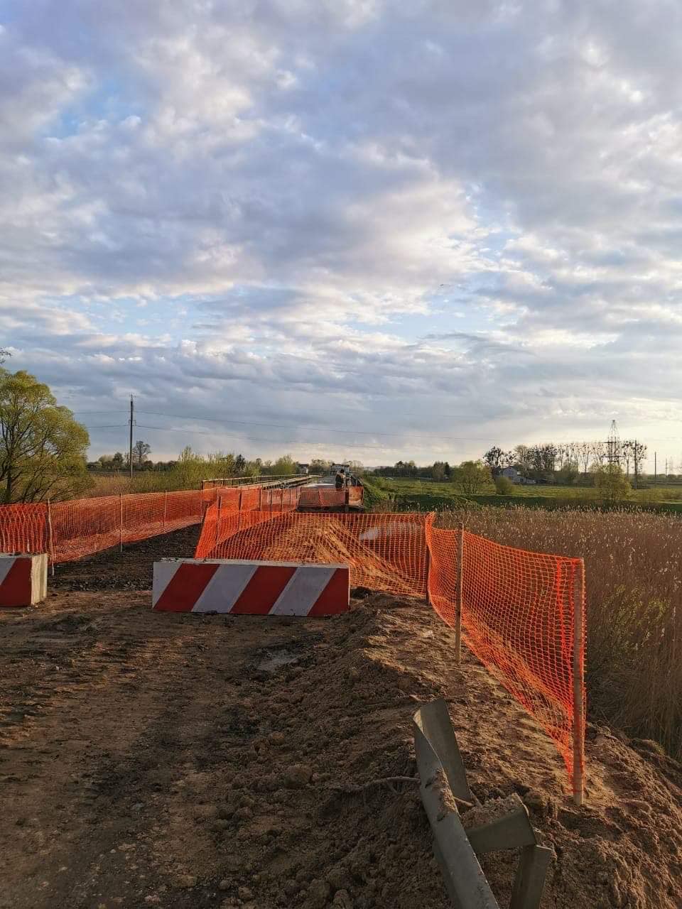 На месте рухнувшего во Львовской области моста из песка и грунта оборудовали пешеходную зону. Фото: Фейсбук dqxikeidqxidqeant