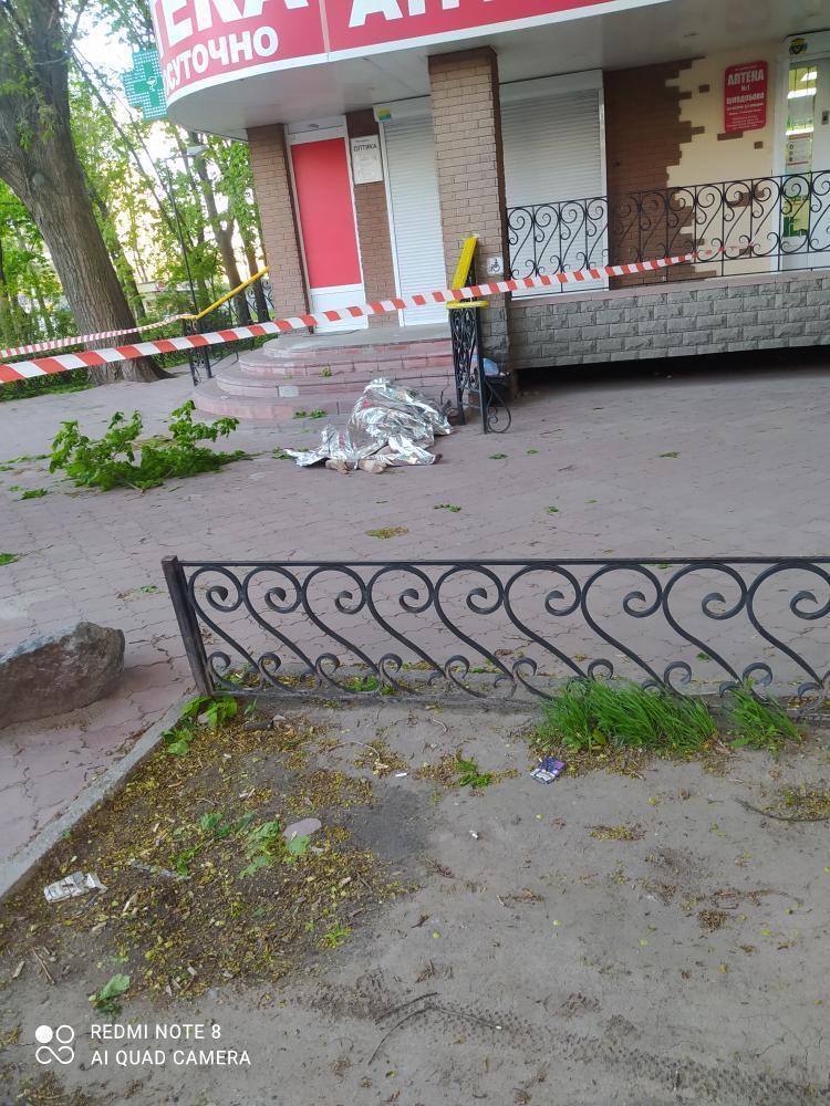 Мужчина прыгнул из окна своей квартиры