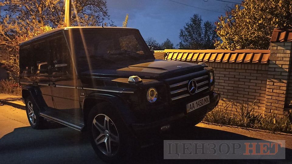 Машину оставили на тротуаре. dqxikeidqxidqrant