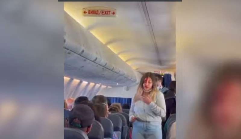 Девушка с окровавленным лицом. dqxikeidqxidqrant