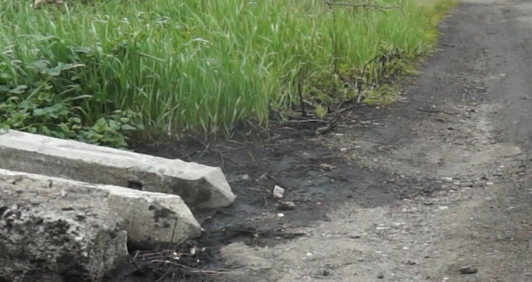 Масло заливает улицу в Волновахе Волноваха, стоки dqxikeidqxidqrant