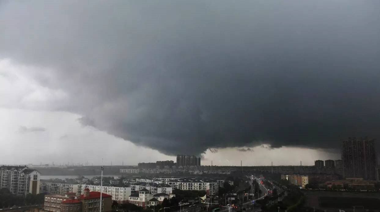 Торнадо разрушил 27 и повредил 130 домов и строений dqxikeidqxidqeant