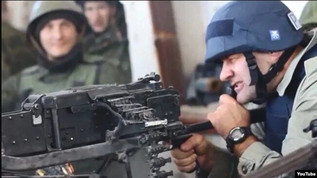 Окупований Донецьк, 30 жовтня 2014 року. Російський актор Михайло Пореченков стріляв з кулемета і цілився в бік, де тримали оборону сили АТО dqxikeidqxidqrant