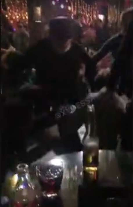 Драка в ночном клубе dqxikeidqxidqrant