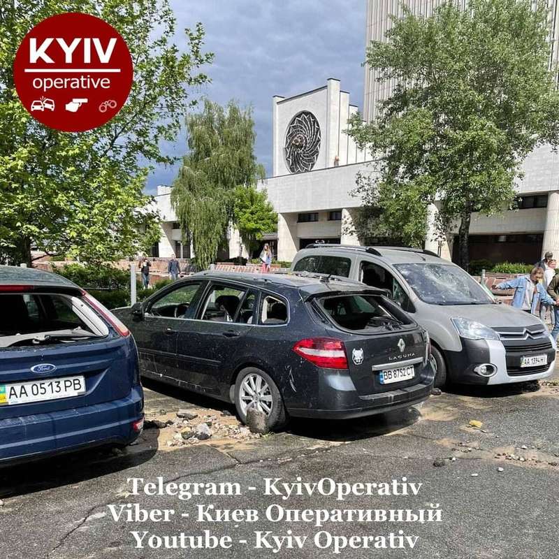 Столб воды разрушил несколько автомобилей. dqxikeidqxidqrant