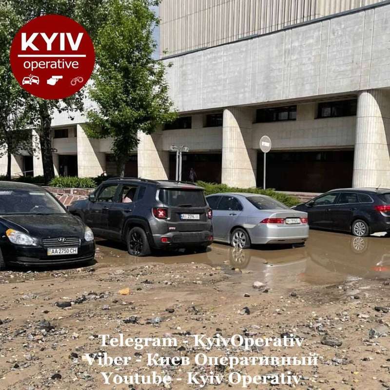 Площадь перед библиотекой имени Вернадского залило грязью.