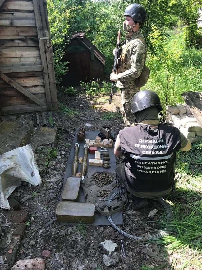Схрон со взрывчаткой и боеприпасами обнаружен в Донецкой области, - Госпогранслужба 03