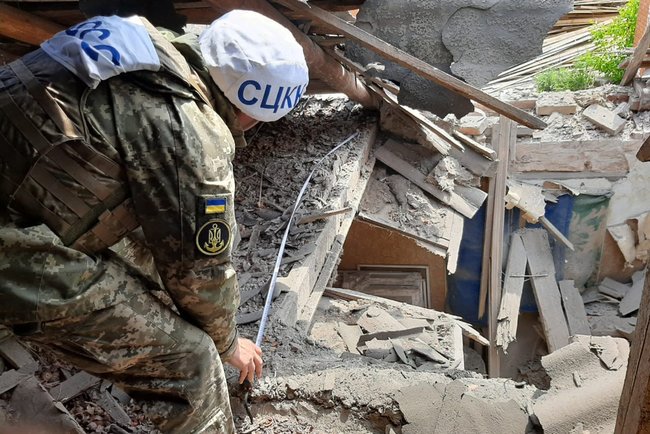 Террористы обстреляли частный сектор Песков: миной разрушен жилой дом, - СЦКК 01 dqxikeidqxidqrant