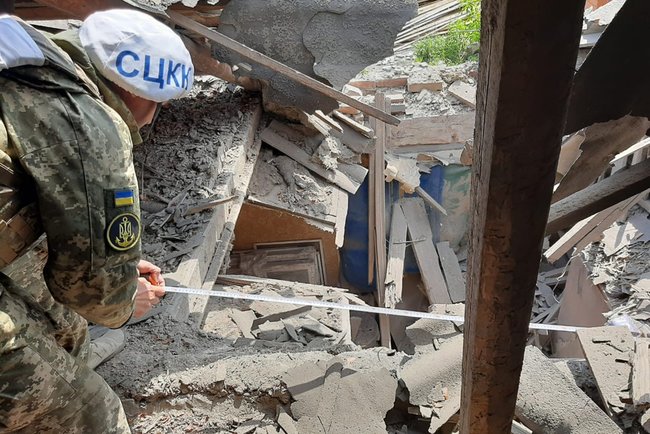 Террористы обстреляли частный сектор Песков: миной разрушен жилой дом, - СЦКК 04