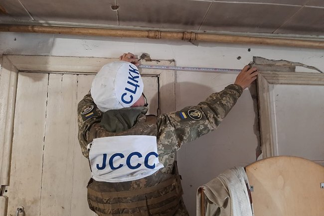 Террористы обстреляли частный сектор Песков: миной разрушен жилой дом, - СЦКК 07