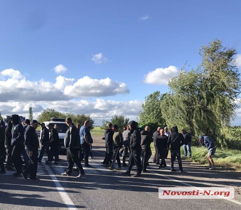 Водители также вышли на пешеходный переход и перекрыли четвертую полосу.