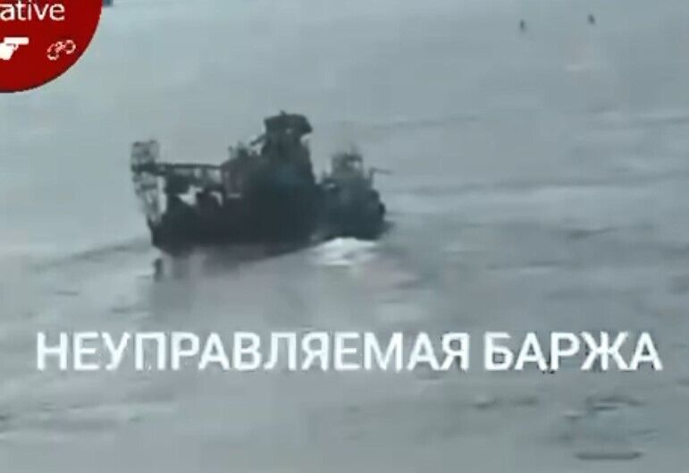 Утром плавкран отбуксировали на место стоянки.