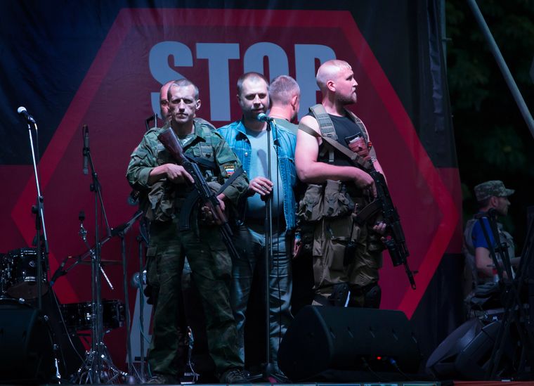 Александр Бородай, бывший «премьер-министр правительства “ДНР”» (в центре) в окружении пророссийских боевиков, выступает во время встречи в городе Донецк на востоке Украины, 13 июля 2014 года dqxikeidqxidqrant