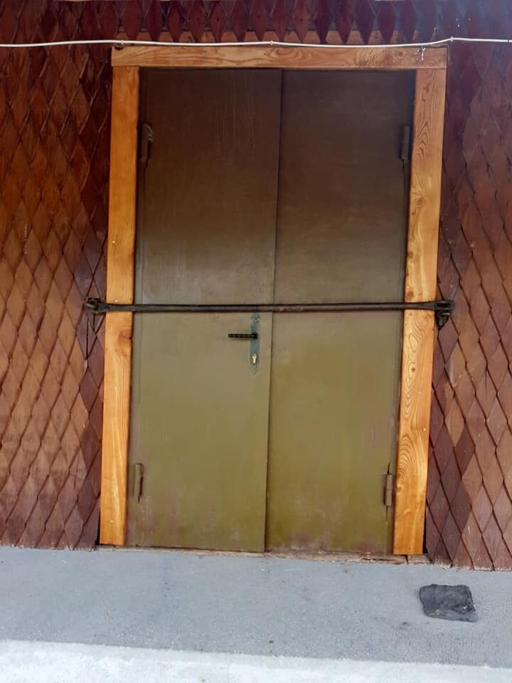 Двери в церковь