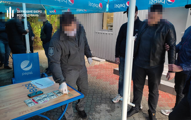 В Сумах при получении 600 долл. взятки за содействие контрабанде задержан пограничник, - ГБР 02 В Сумах при получении 600 долл. взятки за содействие контрабанде задержан пограничник, - ГБР 02 dqxikeidqxidqeant