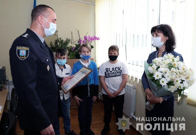 Трое мальчиков помогли полицейским найти грабителя. dqxikeidqxiqqdant