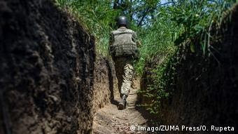 Український військовий в окопах на лінії фронту на Донбасі (архівне фото) Український військовий в окопах на лінії фронту на Донбасі (архівне фото) dqxikeidqxidqrant