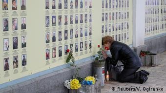 Стіна пам’яті в Києві з фото військових, що загинули на Донбасі Стіна пам’яті в Києві з фото військових, що загинули на Донбасі