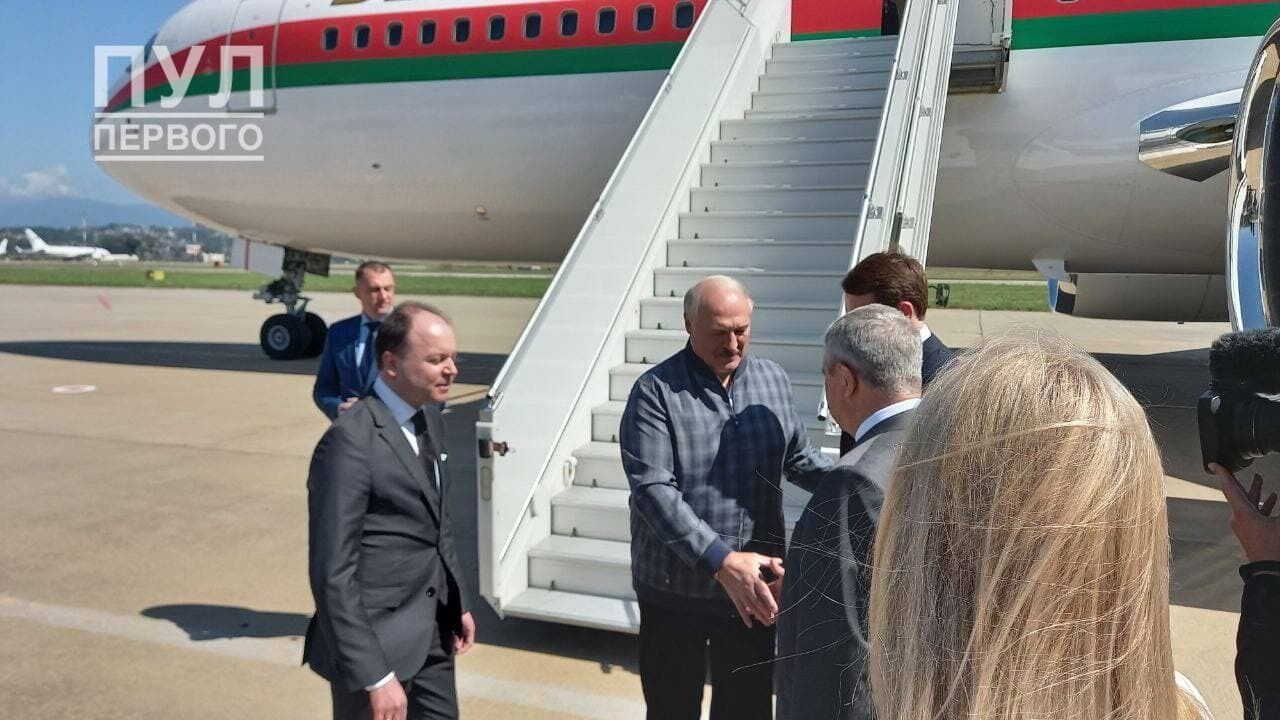 Лукашенко вышел из самолета в неформальной клетчатой куртке