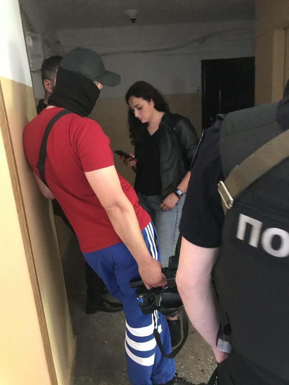 Человек в балаклаве у квартиры политика dqxikeidqxidqrant