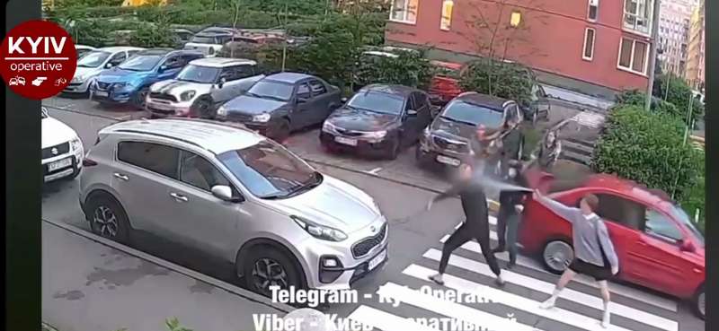 Прохожие пытались остановить потасовку