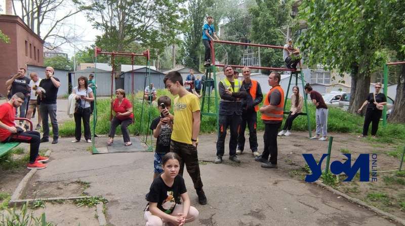 Люди вышли из дома. dqxikeidqxidqeant