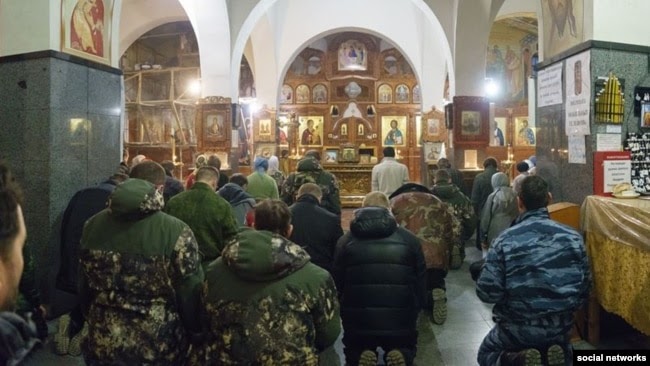 Российские военные без опознавательных знаков в храме Андрея Первозванного в Керчи, 1 марта 2014 года dqxikeidqxidqeant