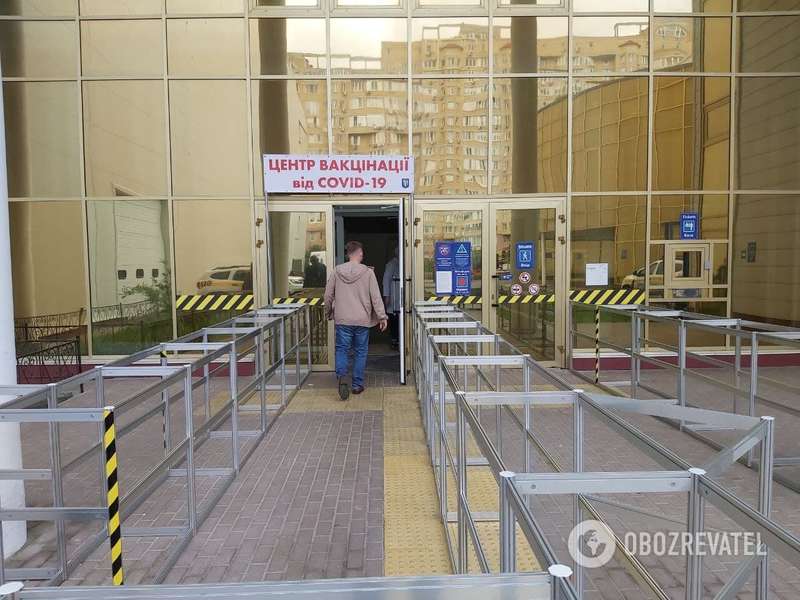 Желающих сделать прививку не много.