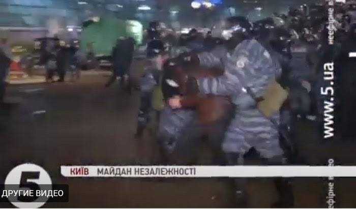 Момент затримання беркутівцями протестувальника Володимира Дудка 30.11.2013