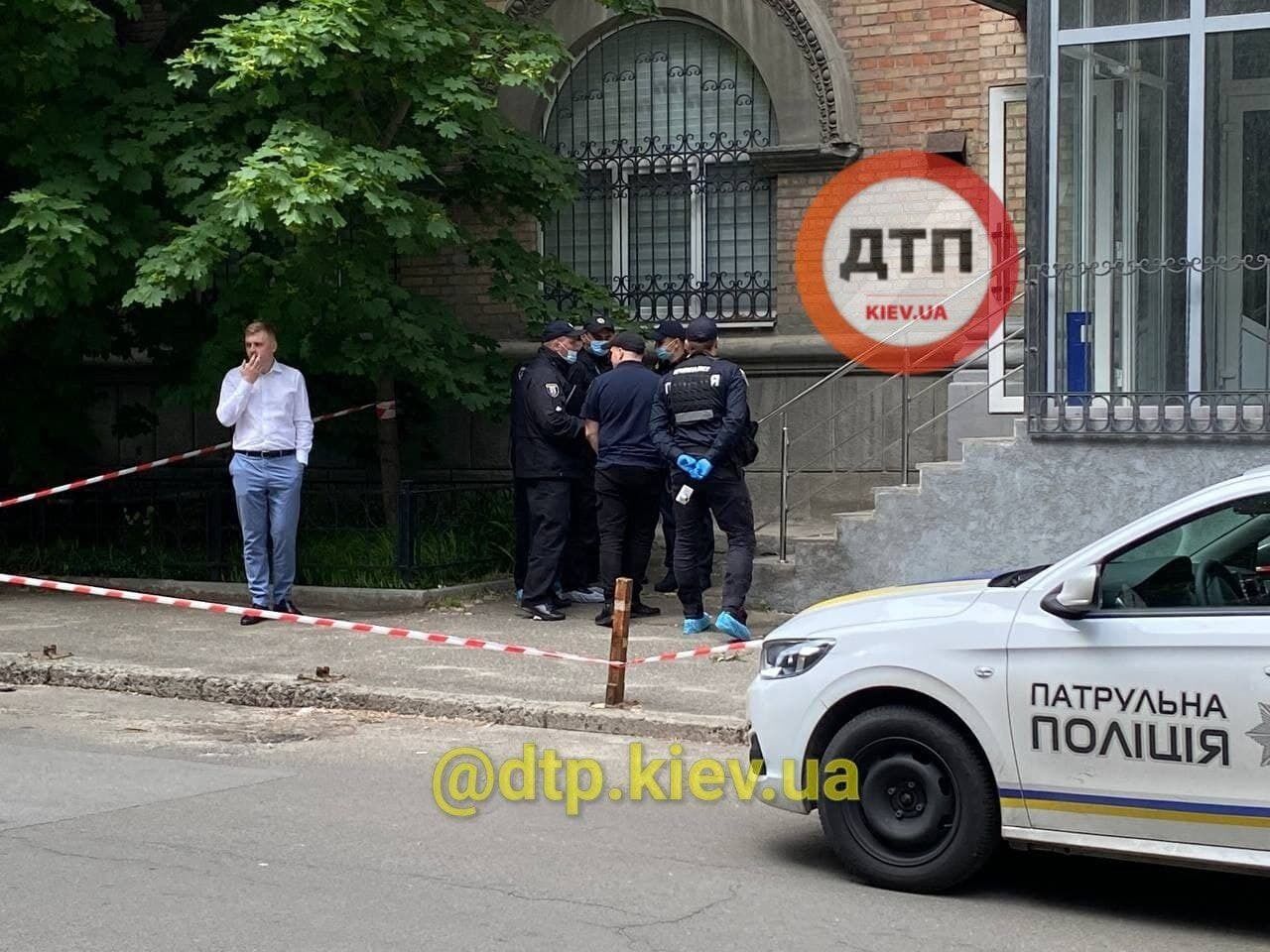 на месте происшествия обнаружили гильзы.