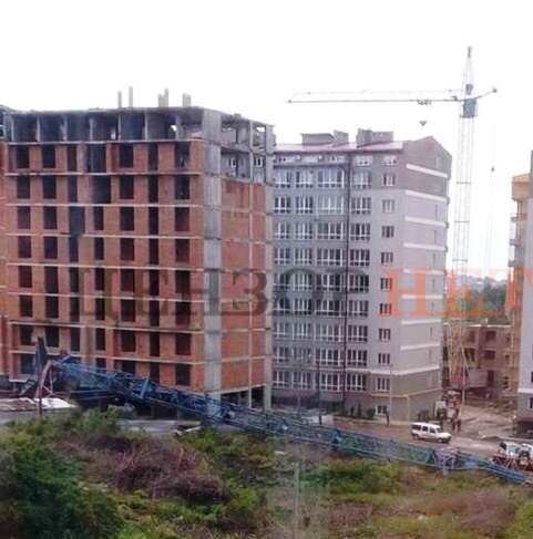 На стройплощадке в Черновцах упал подъемный кран, крановщик госпитализирован с травмами, - источник 01 На стройплощадке в Черновцах упал подъемный кран, крановщик госпитализирован с травмами, - источник 01 dqxikeidqxidqrant