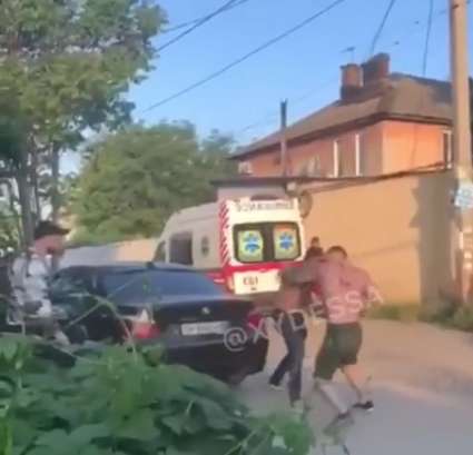 Кадры драки между мужчинами