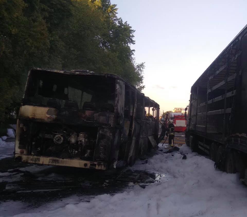 Пожар уничтожил автобус марки Karosa