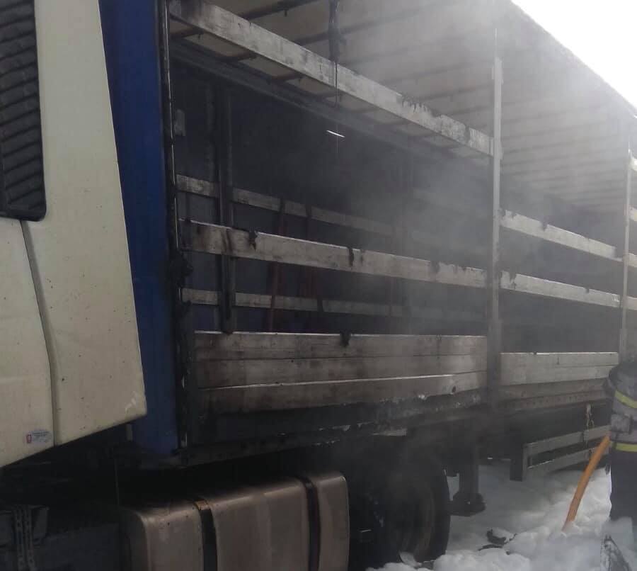 Огонь повредил и соседнее грузовое авто