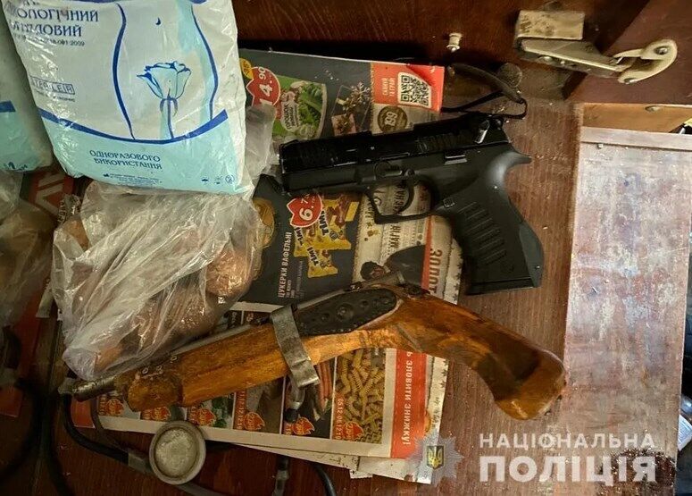 После обыска в квартире на ул. Соборности, где жили Шандор и Мария, нашли оружие