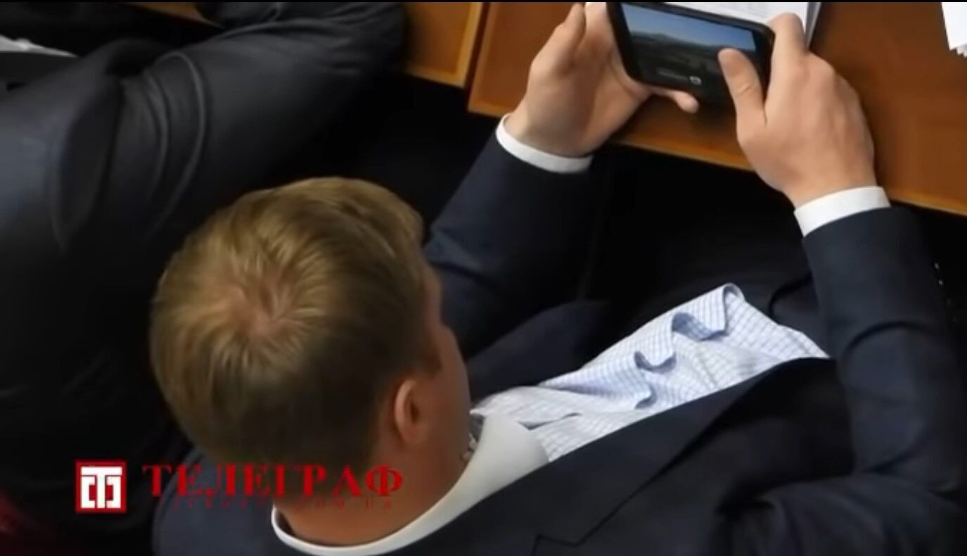 Роберта Горвата поймали за развлечением в телефоне на заседании парламента dqxikeidqxidqrant