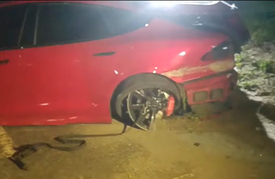 По словам водителя у авто лопнуло заднее колесо.