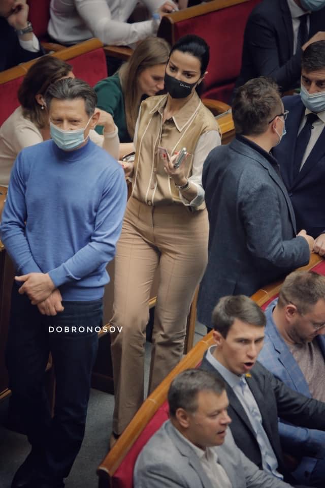 Слуга народа Дмитриева пришла на заседании парламента в рубашке за 28,5 тыс. грн, – журналистка Стешенко 01 dqxikeidqxidqrant