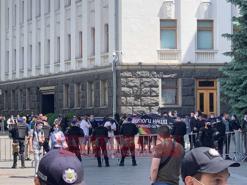 На акцию пришли противники ЛГБТ