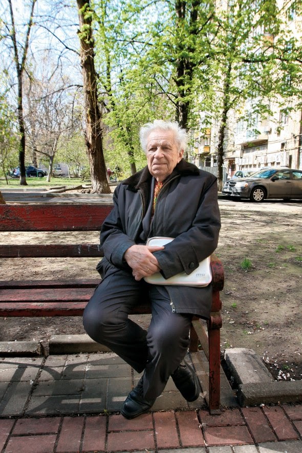 Ярослав КАЛАКУРА, 83 роки, історик. Народився 24 вересня 1937-го на хуторі Зозунівка Підгаєцького району на Тернопільщині. Батьки працювали в колгоспі. Закінчив історичний факультет Чернівецького університету й аспірантуру в Київському університеті імені Тараса Шевченка. Був викладачем і доцентом Івано-Франківського педагогічного інституту. Працював в апараті центрального комітету Комуністичної партії України, був заступником директора Інституту підвищення кваліфікації викладачів суспільних наук при Київському університеті, проректором з навчальної роботи Київського університету. За сумісництвом – в Інституті української археографії та джерелознавства імені Михайла Грушевського та Національному науково-дослідному інституті українознавства. Доктор історичних наук. Автор близько 600 наукових, науково-популярних і навчально-методичних праць. Улюблений фільм – ”Білий птах із чорною ознакою” Юрія Іллєнка. Любить борщ, вареники з картоплею та сиром, банош із бринзою. Подорожує, фотографує, працює в саду. 57 років у шлюбі з фахівчинею з харчових технологій Марією Михайлівною, 79 років. Виховали двох синів. Мають чотирьох онуків. Живе в Києві dqxikeidqxidqrant