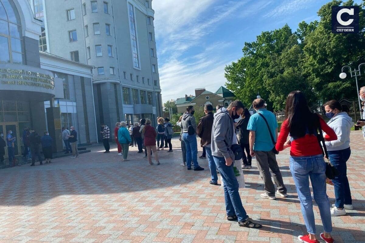 Очередь на вакцинацию в Полтаве.