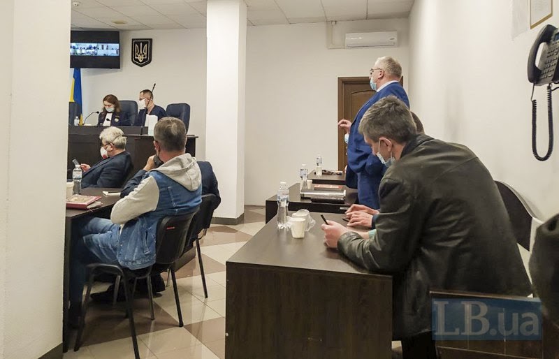 Із зали суду