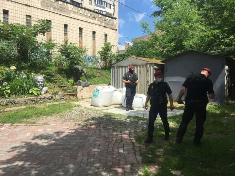 левитас моляр 003 полиция, булыжник - оружие пролетариата