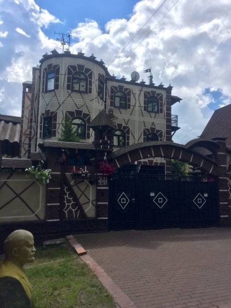 дом депутата Игоря Левитаса Игорь Левитас, Евгений Моляр, конфликт из-за скульптуры