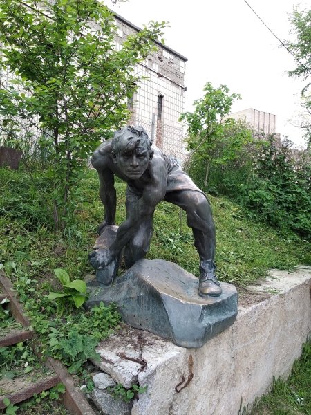 Скульптура во дворе Игорь Левитас, Евгений Моляр, конфликт из-за скульптуры, булыжник оружие пролетариата