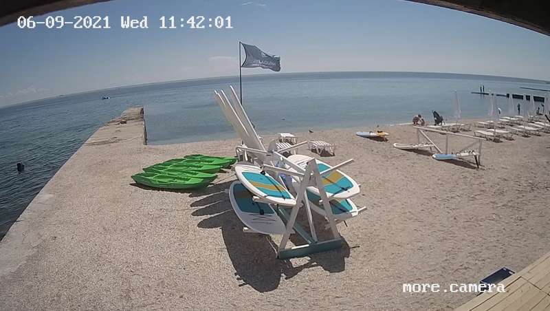 Пустой одесский пляж "Дельфин". dqxikeidqxidqrant