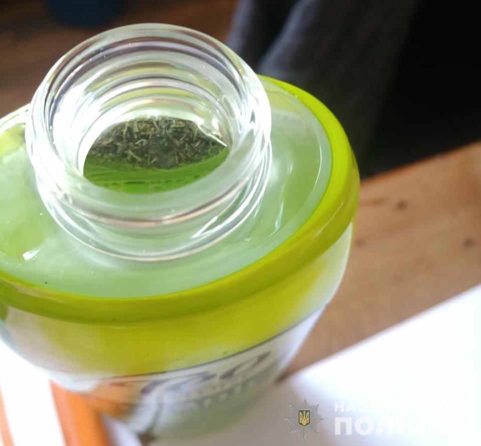 Наркотики пытались спрятать в бутылке с шампунем.