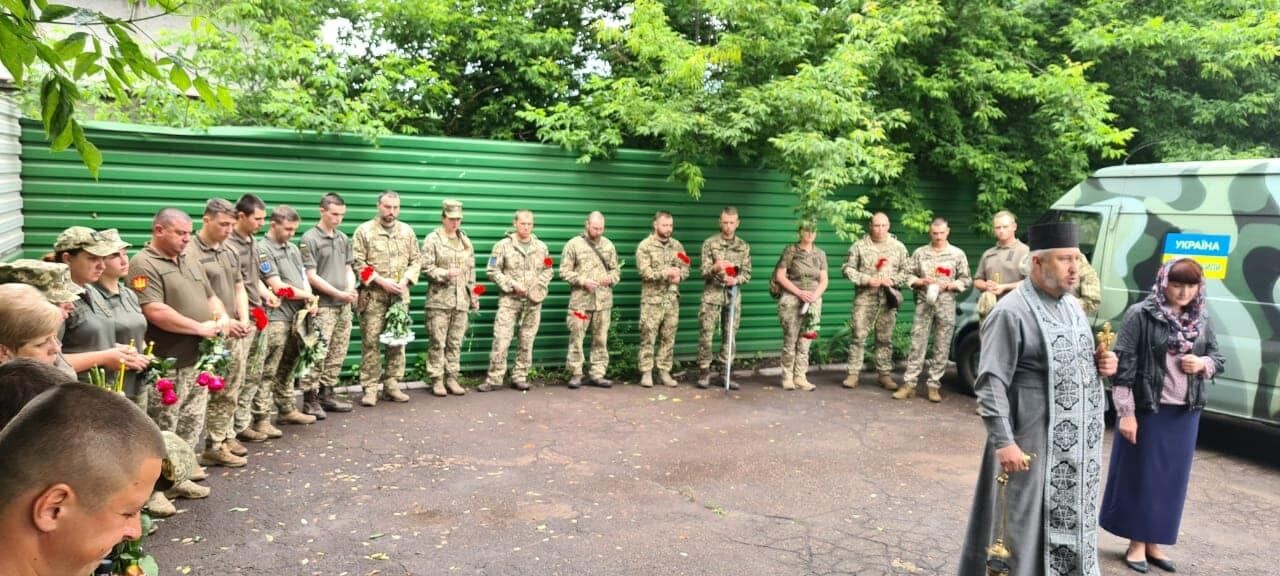 Побратимы прощаются с Кариной Шемчук.