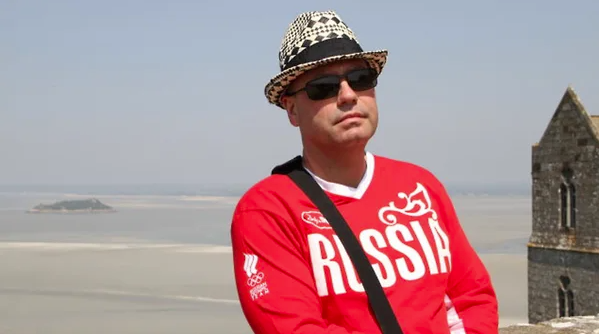 Мужчина фотографировался в кофте с надписью "Россия" dqxikeidqxiqkhant