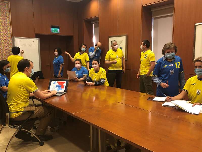 В Канаде сотрудники посольства пришли в форме сборной Украины.